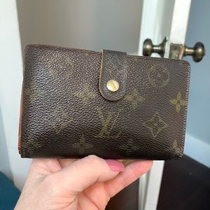 2007 authentic Louis Vuitton kisslock wallet